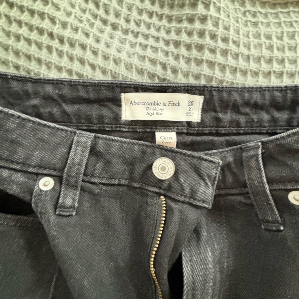 Abercrombie And Fitch - Skinny High Rise Curve Love Jeans. Size 26.